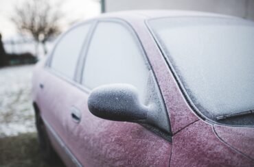 Les astuces pour prévenir le gel sur les vitres de sa voiture en hiver